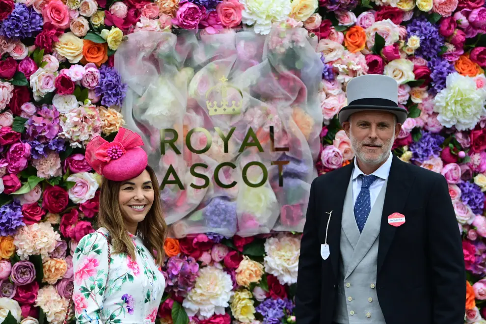 Ascot (United Kingdom), 19/06/2021.- Race-goers in decorative hats attend day five of Royal Ascot in Ascot, Britain, 19 June 2021. Royal Ascot is Britain's most valuable horse race meeting and social event running daily from 15 to 19 June 2021. (Reino Unido) EFE/EPA/NEIL HALL Royal Ascot