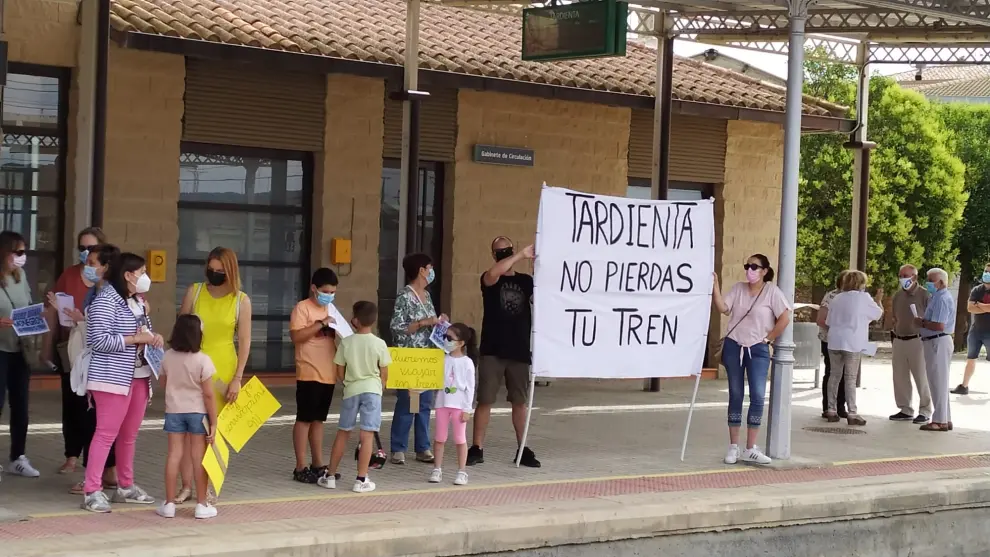 Protesta en la estación de tren de Tardienta este domingo 20 de junio.