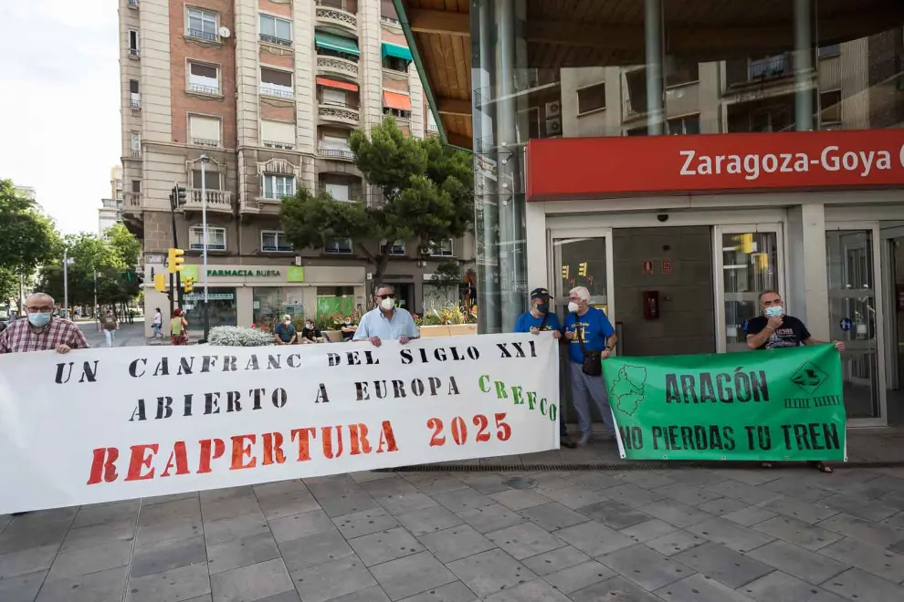 Concentración en defensa del ferrocarril en Zaragoza.