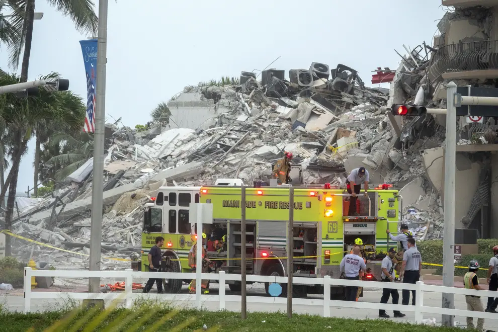 Surfside (United States), 24/06/2021.- A view of the partial collapsed 12-story condominium building in Surfside, Florida, USA, 24 June 2021. Miami-Dade Fire Rescue officials said more than 80 units responded to the collapse at the condominium building near 88th Street and Collins Avenue just north of Miami Beach around 2 a.m. Surfside Mayor Charles W. Burkett said during a press conference that one person has died, and at least 10 others were injured in the accident. (Incendio, Estados Unidos) EFE/EPA/CRISTOBAL HERRERA-ULASHKEVICH Multi-story building partially collapses near Miami, Florida