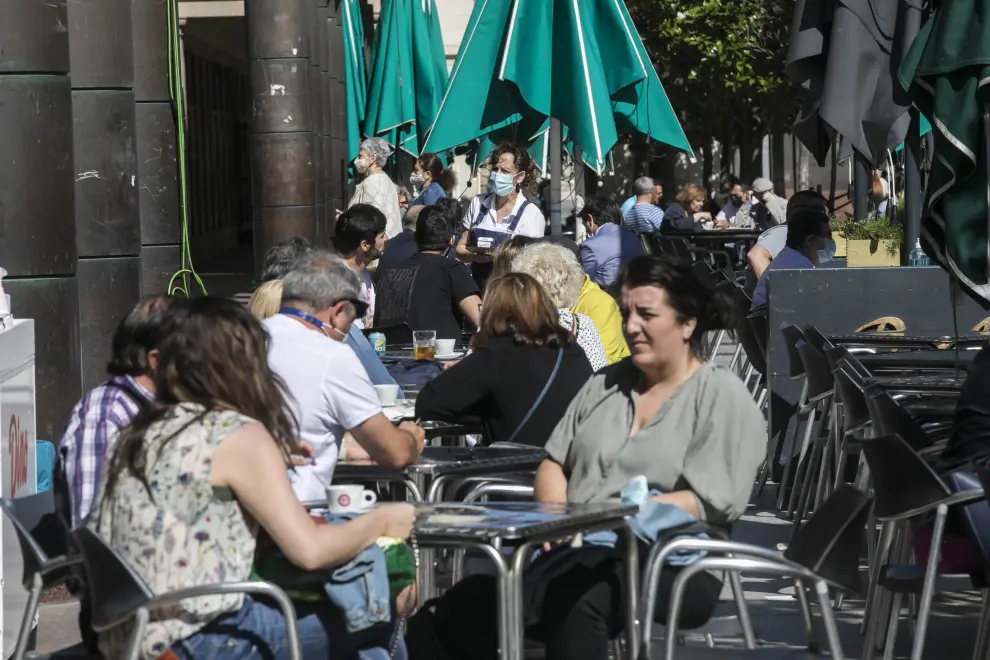 Turistas en el centro de Zaragoza en junio de 2021.