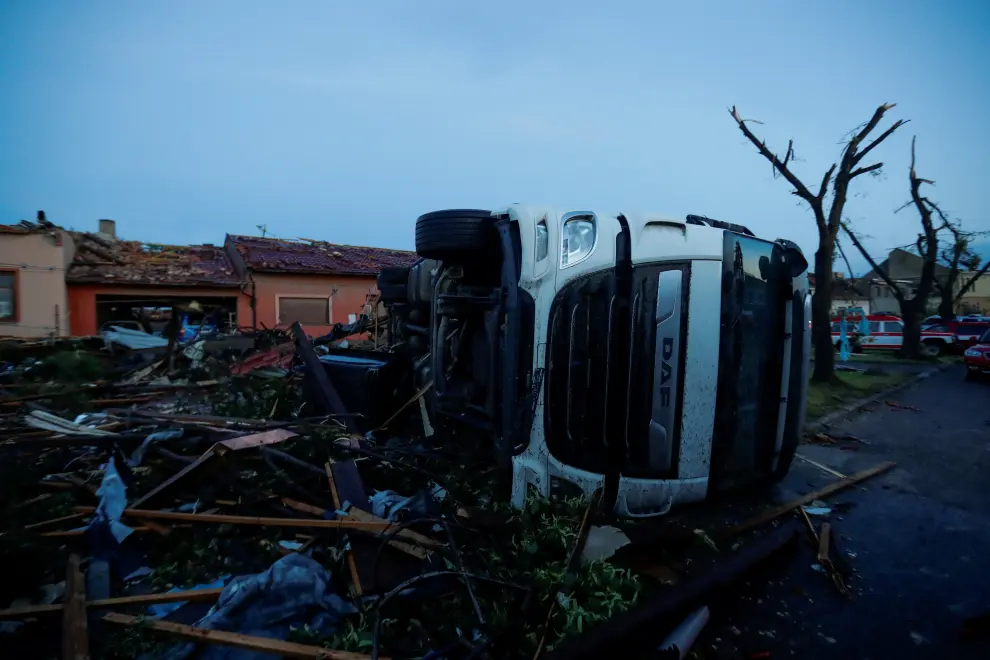 A man stands amid debris in the aftermath of a rare tornado that struck and destroyed parts of some towns, in the village of Moravska Nova Ves, Czech Republic, June 25, 2021. REUTERS/David W Cerny[[[REUTERS VOCENTO]]] CZECH-WEATHER/TORNADO