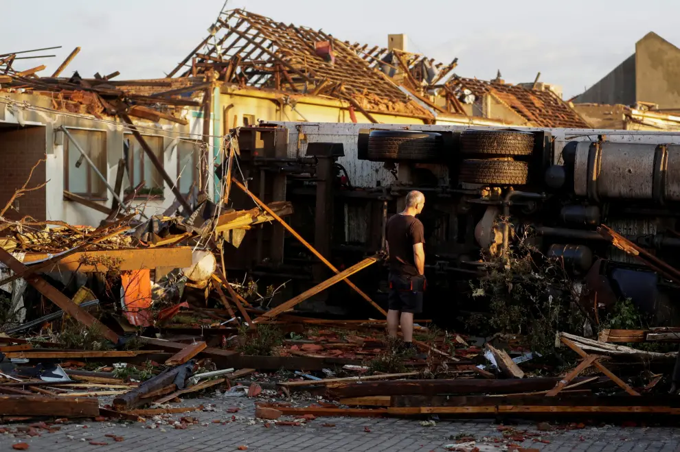 A police officer stands amid debris in the aftermath of a rare tornado that struck and destroyed parts of some towns, in the village of Moravska Nova Ves, Czech Republic, June 25, 2021. REUTERS/David W Cerny[[[REUTERS VOCENTO]]] CZECH-WEATHER/TORNADO