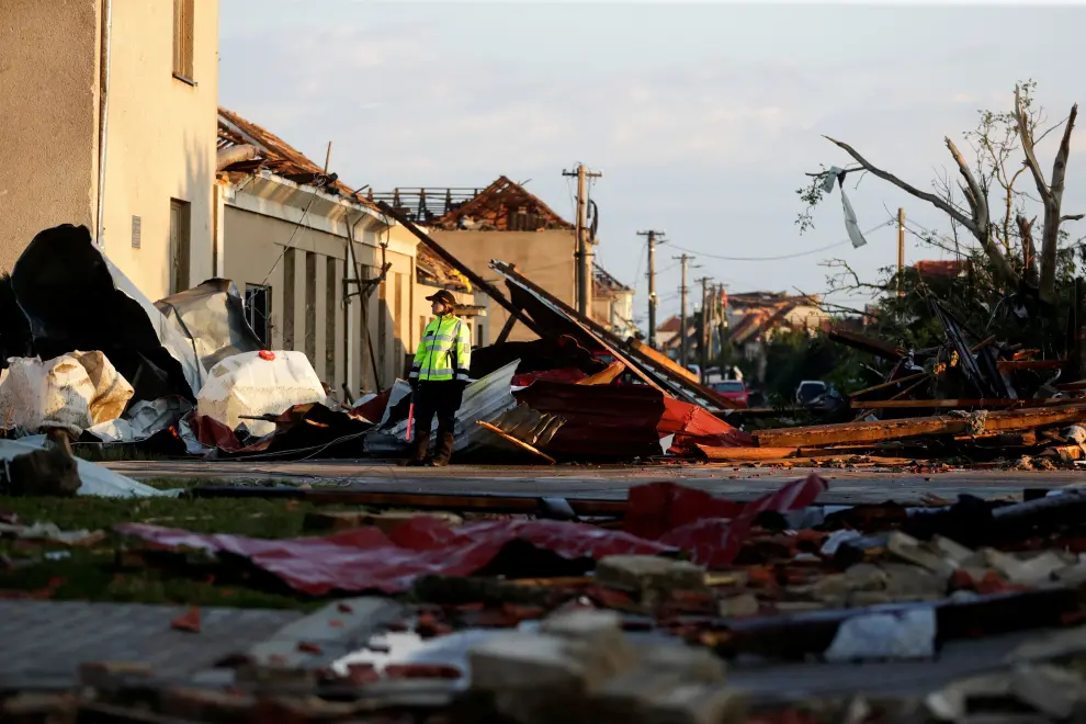 A man stands amid debris in the aftermath of a rare tornado that struck and destroyed parts of some towns, in the village of Moravska Nova Ves, Czech Republic, June 25, 2021. REUTERS/David W Cerny[[[REUTERS VOCENTO]]] CZECH-WEATHER/TORNADO