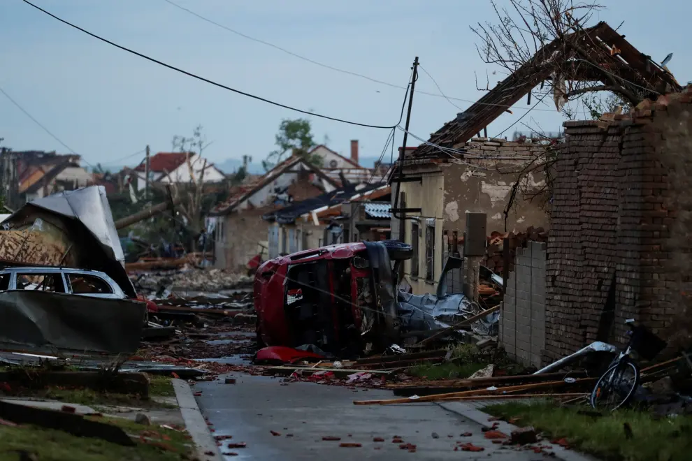 Damaged cars and houses are seen in the aftermath of a rare tornado that struck and destroyed parts of some towns, in the village of Moravska Nova Ves, Czech Republic, June 25, 2021. REUTERS/David W Cerny[[[REUTERS VOCENTO]]] CZECH-WEATHER/TORNADO