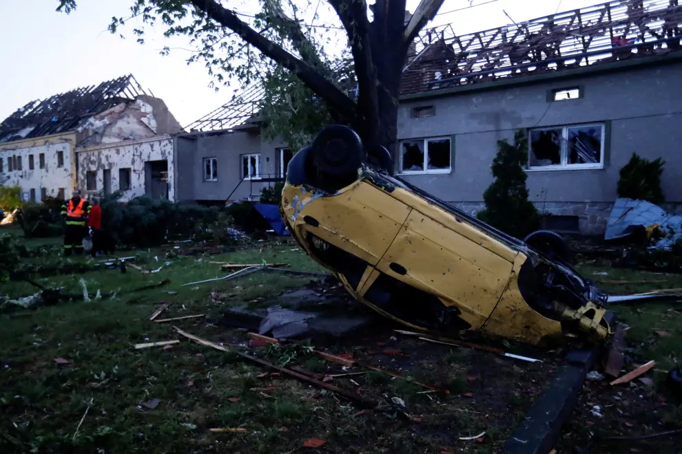 A house is seen damaged after a rare tornado struck destroying parts of some towns, in the village of Moravska Nova Ves, Czech Republic, June 25, 2021. REUTERS/David W Cerny[[[REUTERS VOCENTO]]] CZECH-WEATHER/TORNADO