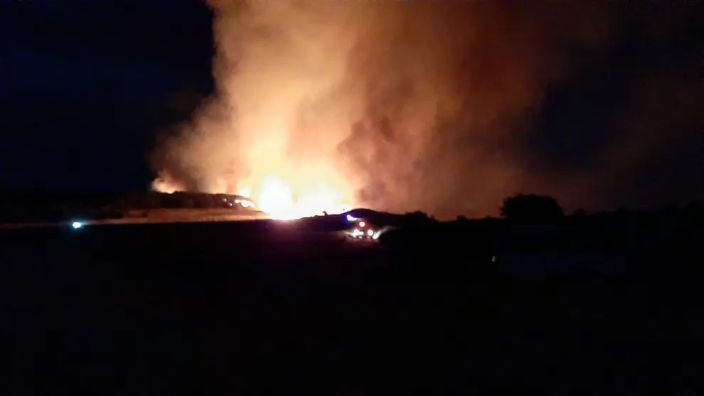 Un incendio originado en Lérida ha saltado a la provincia de Huesca quemando pinar, monte bajo y campos de cereal en Castillonroy.