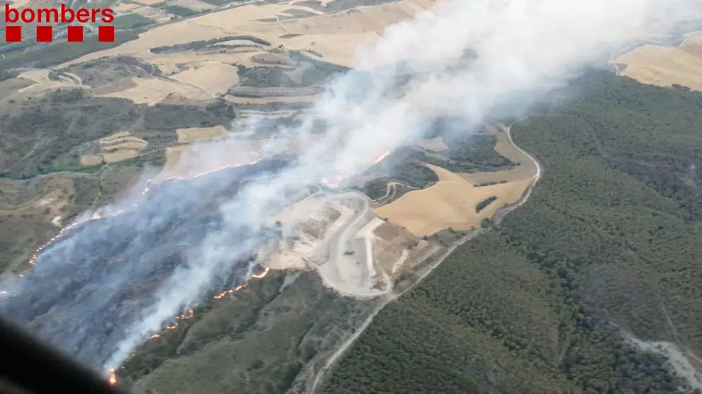 Un incendio originado en Lérida ha saltado a la provincia de Huesca quemando pinar, monte bajo y campos de cereal en Castillonroy.