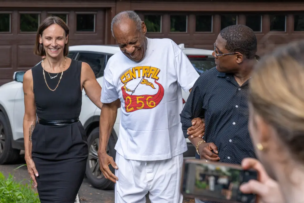 Bill Cosby is greeted outside his house after Pennsylvanias highest court overturned his sexual assault conviction and ordered him released from prison immediately, in Elkins Park, Pennsylvania, U.S. June 30, 2021. REUTERS/Rachel Wisniewski     TPX IMAGES OF THE DAY[[[REUTERS VOCENTO]]] PEOPLE-COSBY/