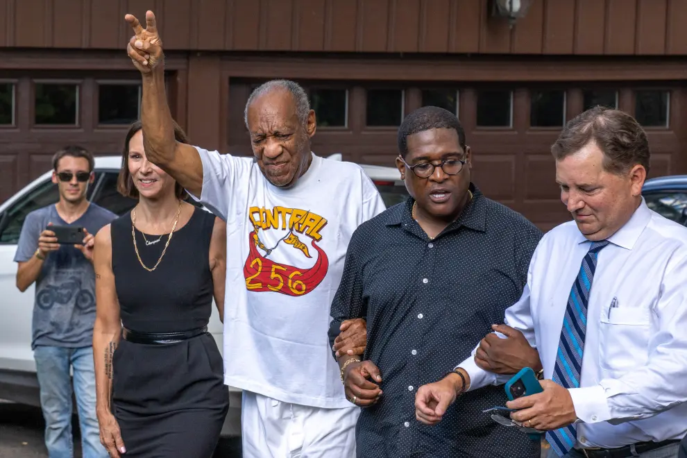Bill Cosby is greeted outside his house after Pennsylvanias highest court overturned his sexual assault conviction and ordered him released from prison immediately, in Elkins Park, Pennsylvania, U.S. June 30, 2021. REUTERS/Rachel Wisniewski TPX IMAGES OF THE DAY[[[REUTERS VOCENTO]]] PEOPLE-COSBY/