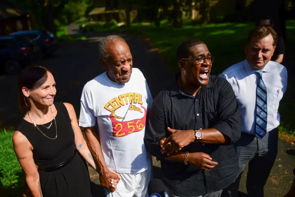 Bill Cosby is welcomed outside his home after Pennsylvanias highest court overturned his sexual assault conviction and ordered him released from prison immediately, in Elkins Park, Pennsylvania, U.S., June 30, 2021. At left is lawyer Jennifer Bonjean. REUTERS/Mark Makela REFILE - ADDING IDENTITY OF LAWYER[[[REUTERS VOCENTO]]] PEOPLE-COSBY/