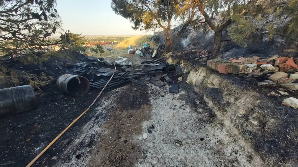 El incendio declarado este viernes por la tarde en el casco urbano de Zuera ha afectado a varias viviendas y se ha extendido también a una zona de monte colindante.