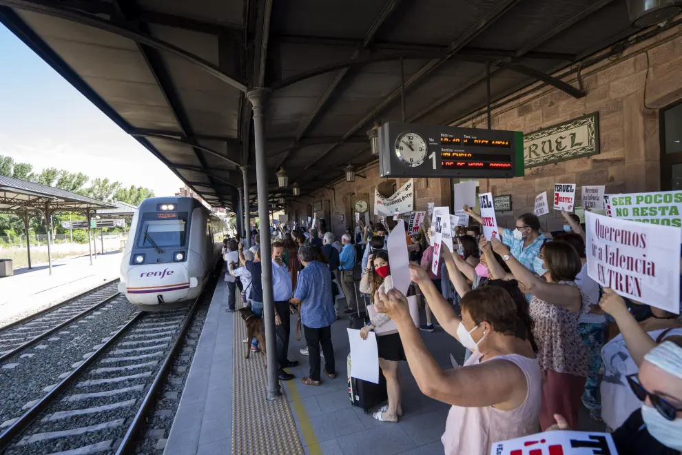 Concentración en la estación de tren de Teruel en contra del nuevo acuerdo del ferrocarril