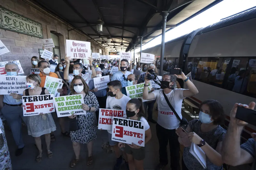Concentración en la estación de tren de Teruel en contra del nuevo acuerdo del ferrocarril