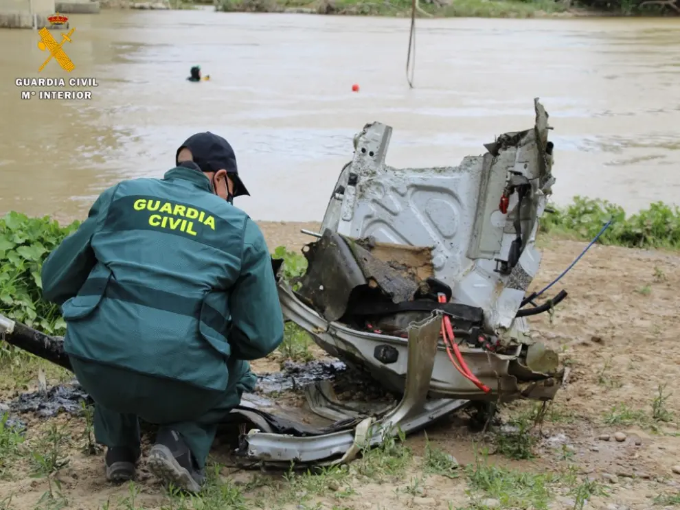 Rescate del coche implicado del cauce del Ebro