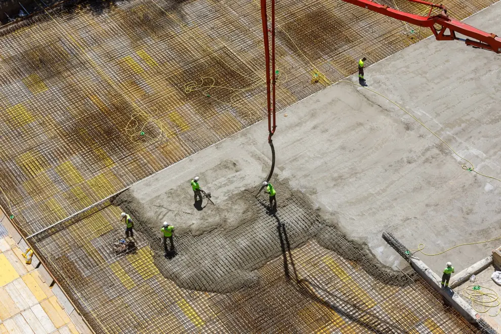 Los operarios han iniciado este lunes por la mañana las labores de hormigonado de la nueva losa superior del parquin de la plaza de Salamero. Se emplearán 1.500 metros cúbicos de hormigón.
