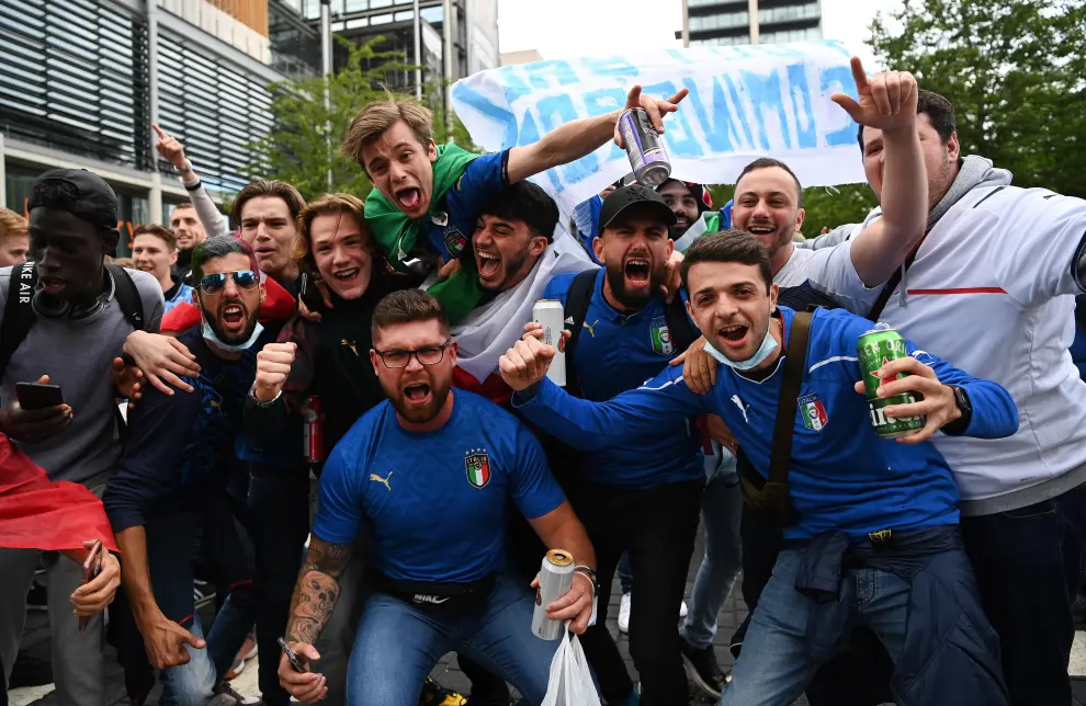 Soccer Football - Euro 2020 - Semi Final - Italy v Spain - Wembley Stadium, London, Britain - July 6, 2021 Italy fans pose with a banner before the match Pool via REUTERS/Justin Tallis[[[REUTERS VOCENTO]]] SOCCER-EURO-ITA-ESP/REPORT