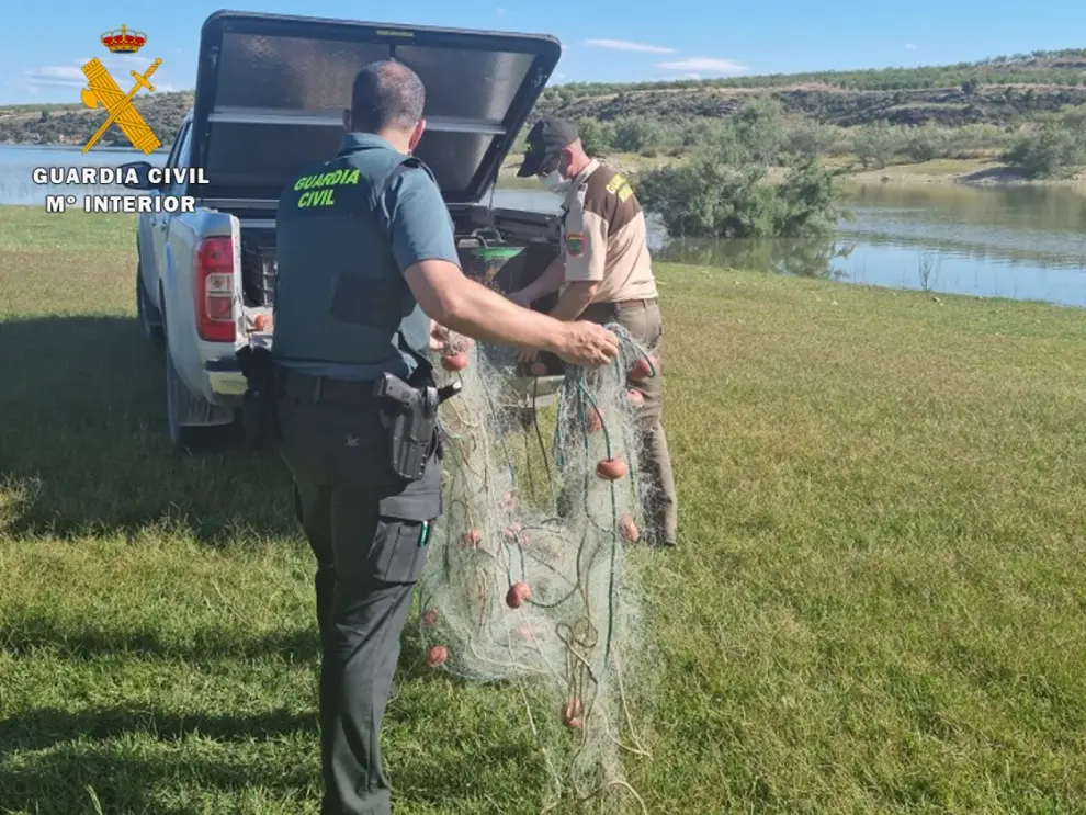 Los agentes del Seprona investigan a tres personas a las que sorprendieron con más de 50 peces vivos de diferentes especies que habían sido pescados con técnicas prohibidas para la pesca.