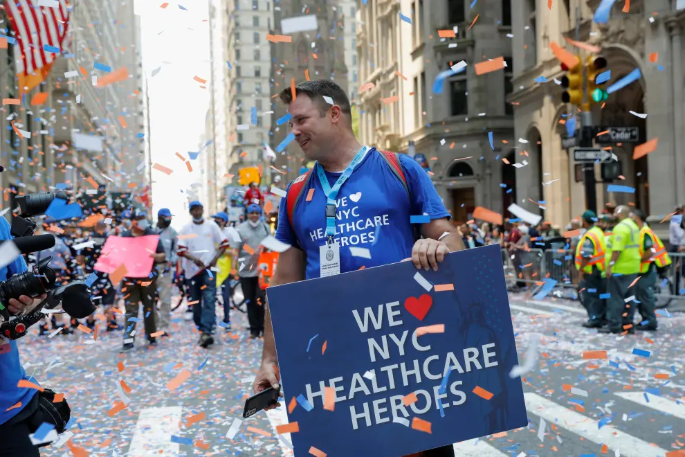 New York City Mayor Bill de Blasio and nurse Sarah Lindsay take part in the Hometown Heroes ticker tape parade, to honor essential workers for their work during the outbreak of the coronavirus disease (COVID-19), up New York Citys Canyon of Heroes in lower Manhattan in New York City, New York, U.S., July 7, 2021. REUTERS/Andrew Kelly[[[REUTERS VOCENTO]]] HEALTH-CORONAVIRUS/NEW YORK-PARADE