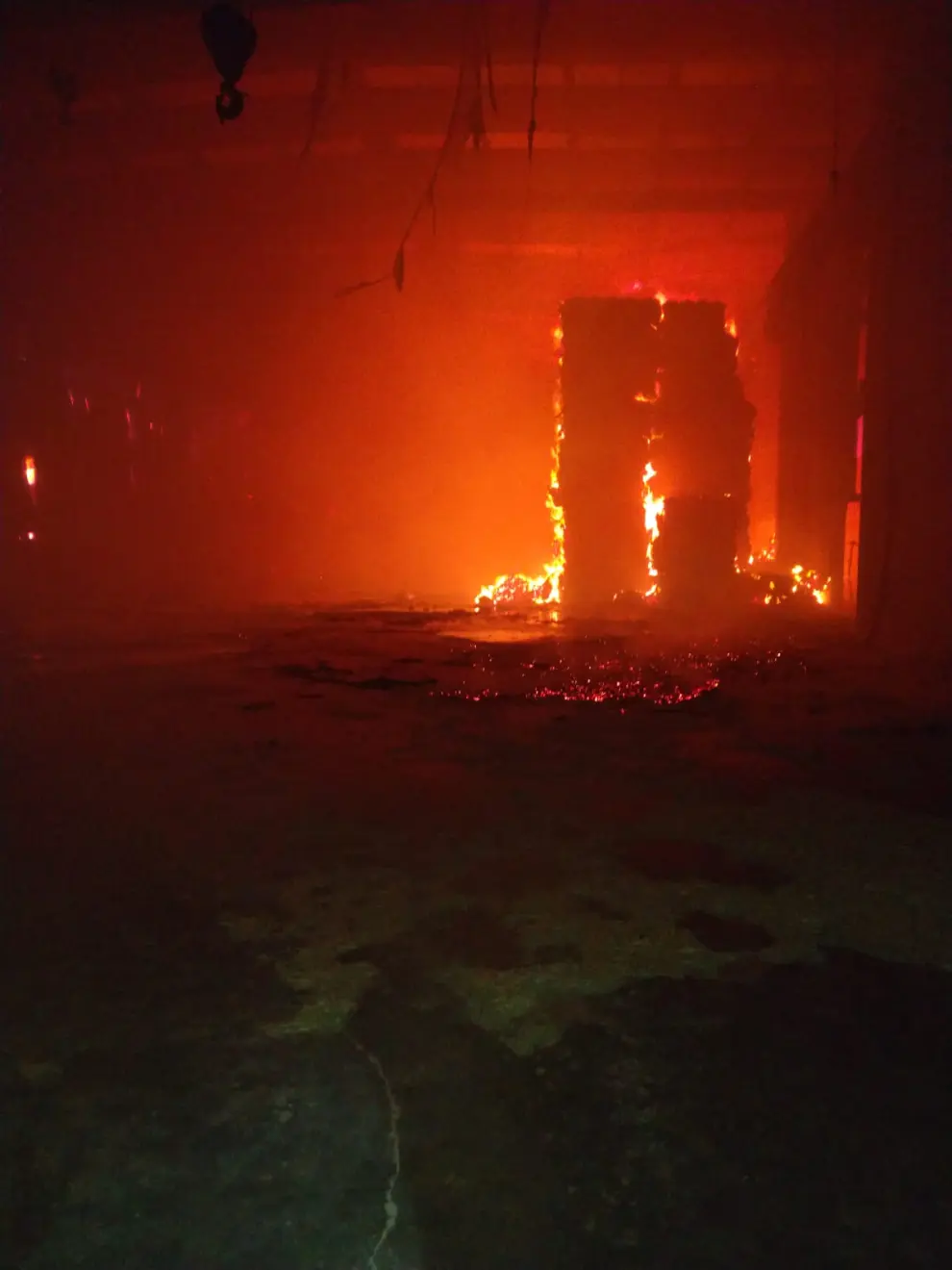 Incendio en unas naves de forrajes en Sobradiel