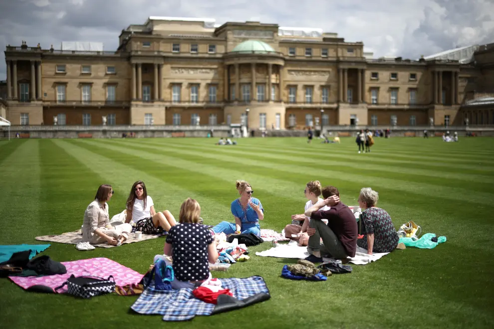 People sit together in The Garden of Buckingham Palace, during a preview day before it opens to the public, in London, Britain, July 8, 2021. REUTERS/Henry Nicholls[[[REUTERS VOCENTO]]] BRITAIN-PALACE/GARDENS