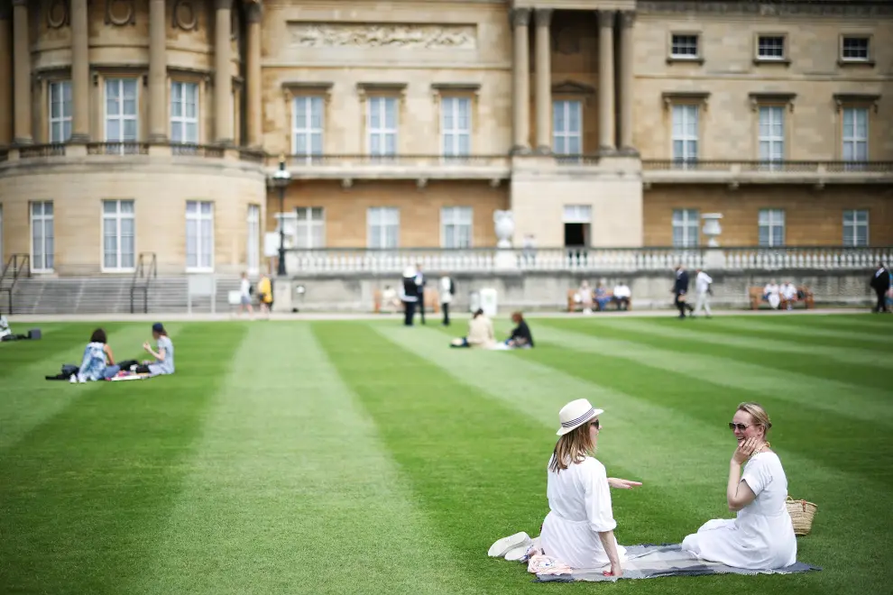 A group has a picnic in the The Garden of Buckingham Palace, during a preview day before it opens to the public, in London, Britain, July 8, 2021. REUTERS/Henry Nicholls[[[REUTERS VOCENTO]]] BRITAIN-PALACE/GARDENS