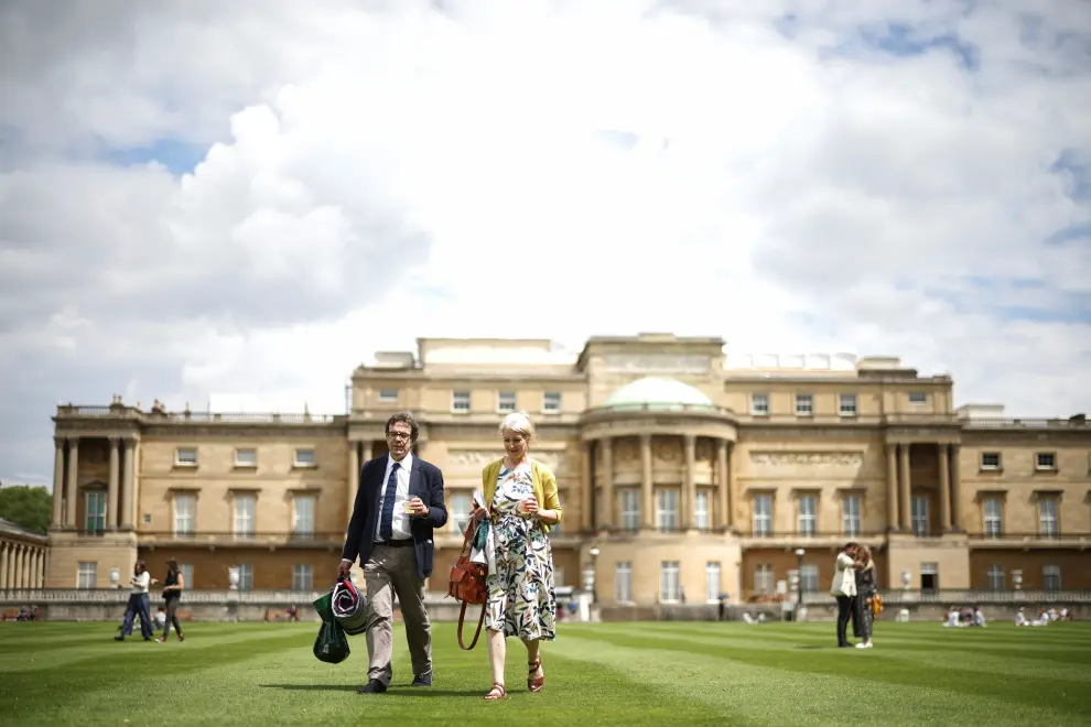 People sit together in The Garden of Buckingham Palace, during a preview day before it opens to the public, in London, Britain, July 8, 2021. REUTERS/Henry Nicholls[[[REUTERS VOCENTO]]] BRITAIN-PALACE/GARDENS