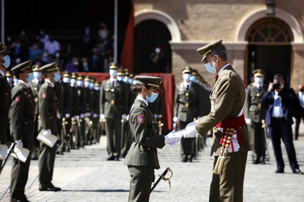 El Rey preside la entrega de despachos a los nuevos oficiales del Ejército y la Guardia Civil en la AGM
