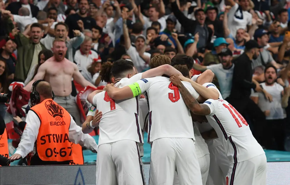Soccer Football - Euro 2020 - Final - Italy v England - Wembley Stadium, London, Britain - July 11, 2021 Englands Luke Shaw celebrates scoring their first goal with teammates Pool via REUTERS/Andy Rain[[[REUTERS VOCENTO]]] SOCCER-EURO-ITA-ENG/REPORT