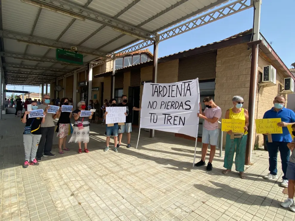 Protestas en los andenes de Grañén y Tardienta este domingo.