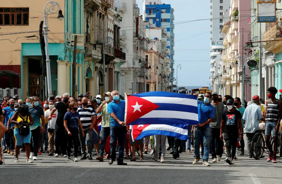 Demonstrators walk away from army soldiers blocking a road during a protest against and in support of the government, amidst the coronavirus disease (COVID-19) outbreak, in Havana, Cuba July 11, 2021. REUTERS/Alexandre Meneghini[[[REUTERS VOCENTO]]] CUBA-PROTEST/