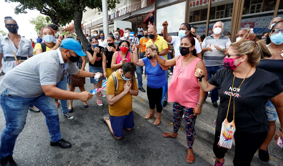 Government supporters hold a photograph of Cubas late President Fidel Castro during protests against and in support of the government, amidst the coronavirus disease (COVID-19) outbreak, in Havana, Cuba July 11, 2021. REUTERS/Alexandre Meneghini[[[REUTERS VOCENTO]]] CUBA-PROTESTS/
