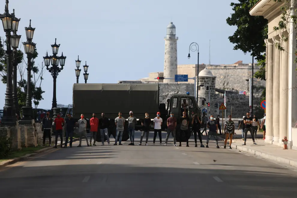 People take to the seafront Malecon during a protest against and in support of the government, amidst the coronavirus disease (COVID-19) outbreak, in Havana, Cuba July 11, 2021. REUTERS/Alexandre Meneghini[[[REUTERS VOCENTO]]] CUBA-PROTEST/
