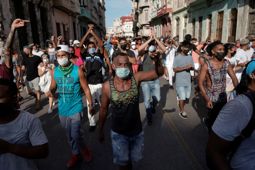 People shout slogans during a protest against and in support of the government, amidst the coronavirus disease (COVID-19) outbreak, in Havana, Cuba July 11, 2021. REUTERS/Alexandre Meneghini[[[REUTERS VOCENTO]]] CUBA-PROTEST/
