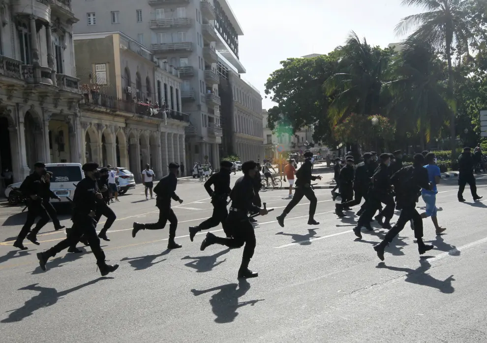 People shout slogans against the government during a protest against and in support of the government, amidst the coronavirus disease (COVID-19) outbreak, in Havana, Cuba July 11, 2021. REUTERS/Alexandre Meneghini[[[REUTERS VOCENTO]]] CUBA-PROTEST/