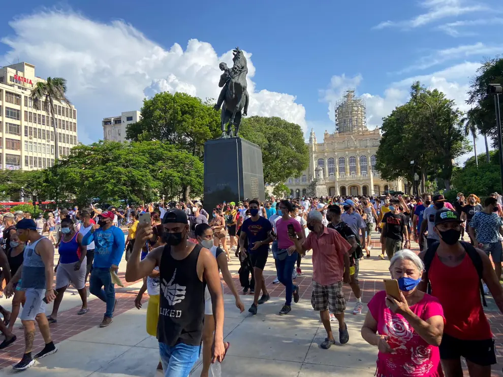 People walk during protests against and in support of the government, amidst the coronavirus disease (COVID-19) outbreak, outside the Capitol building, in Havana, Cuba July 11, 2021. REUTERS/Stringer[[[REUTERS VOCENTO]]] CUBA-PROTESTS/