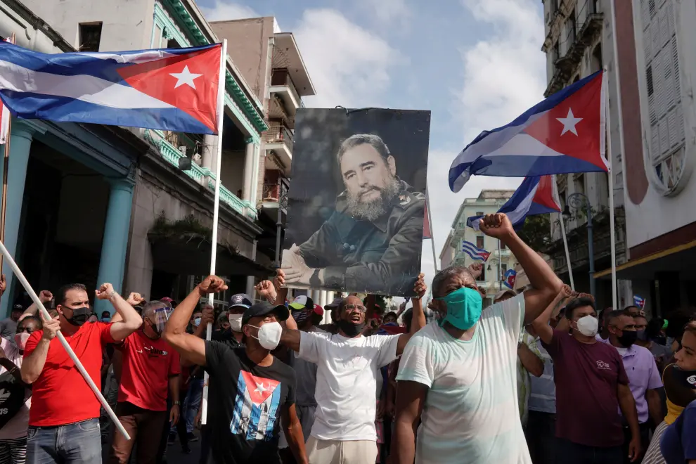 People walk during protests against and in support of the government, amidst the coronavirus disease (COVID-19) outbreak, in Havana, Cuba July 11, 2021. REUTERS/Stringer[[[REUTERS VOCENTO]]] CUBA-PROTESTS/
