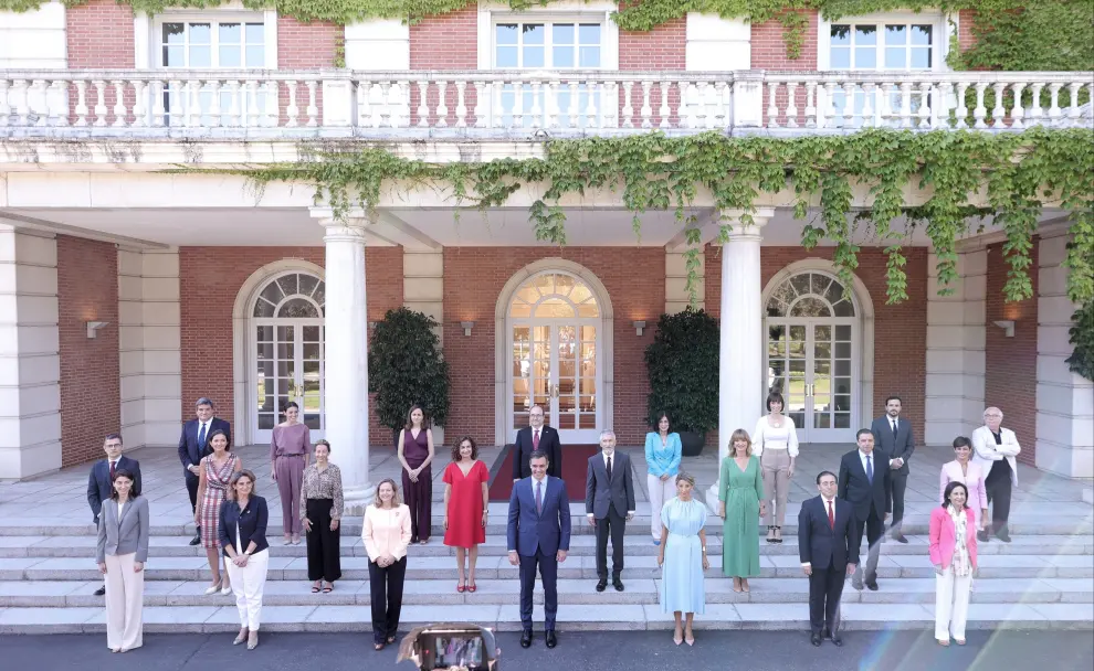 Foto de familia de todos los ministros en la escalinata del Palacio de la Moncloa