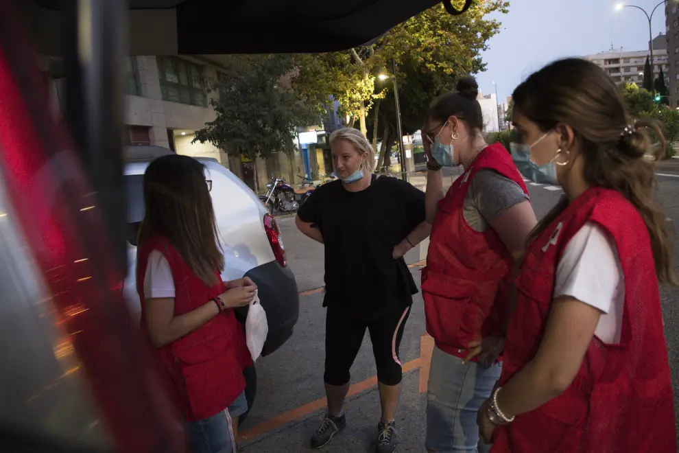 La Unidad de Emergencia Social (UES) de Cruz Roja de Zaragoza en su itinerario nocturno en una noche de verano.