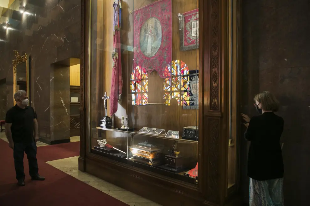 Los objetos de la vitrina resumen los principales símbolos de la capital aragonesa