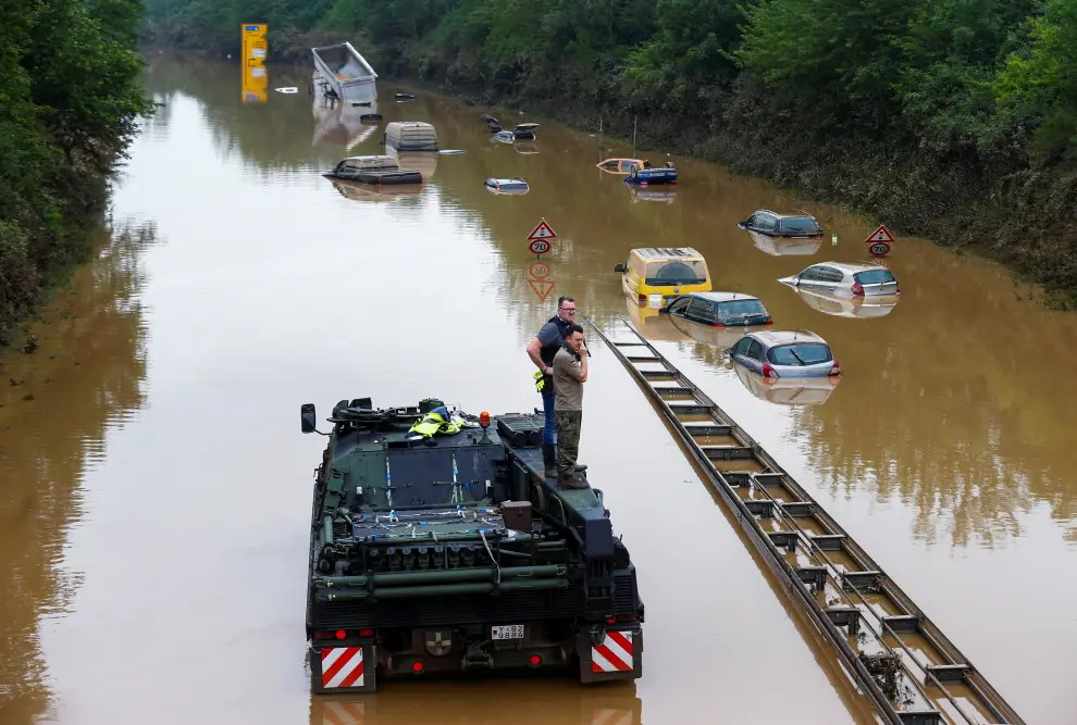 Members of the Bundeswehr forces recover vehicles stuck on the road following heavy rainfalls in Erftstadt-Blessem, Germany, July 17, 2021. REUTERS/Thilo Schmuelgen[[[REUTERS VOCENTO]]] EUROPE-WEATHER/GERMANY