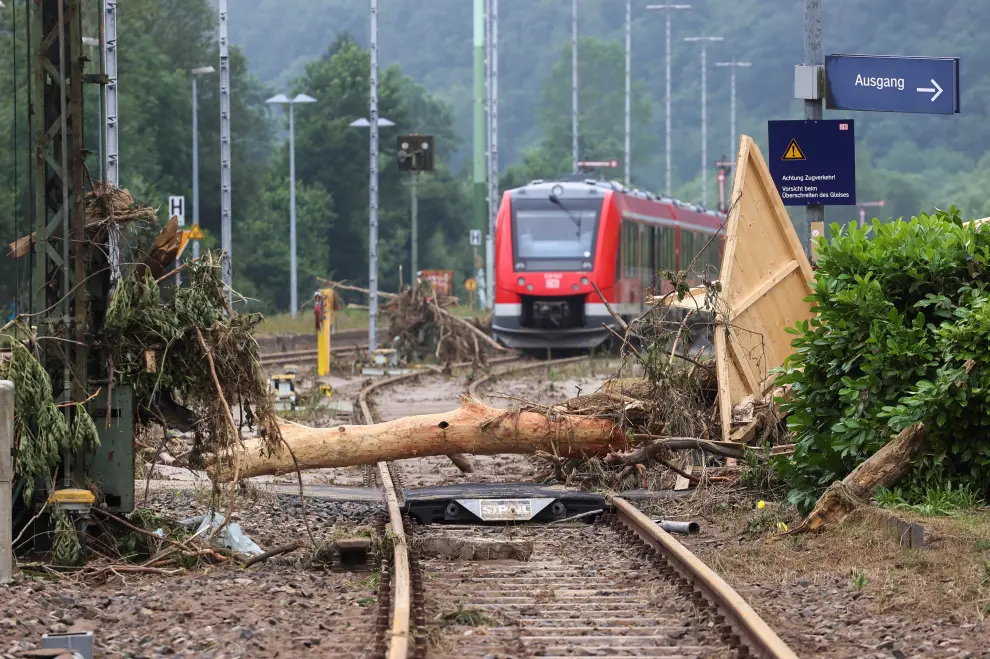 A pile of broken trees and debris is seen in a flooded area following heavy rainfalls in Kreuzberg, Germany, July 17, 2021. REUTERS/Wolfgang Rattay[[[REUTERS VOCENTO]]] EUROPE-WEATHER/GERMANY