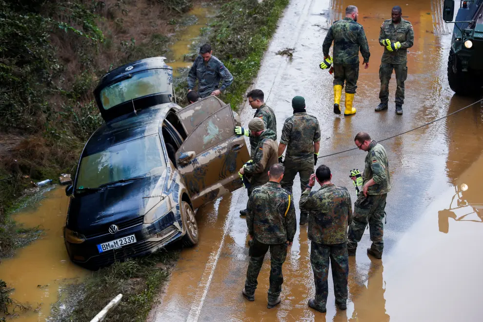 A member of the Bundeswehr forces, works on a truck stuck in the flood water on a road following heavy rainfalls in Erftstadt-Blessem, Germany, July 17, 2021. REUTERS/Thilo Schmuelgen[[[REUTERS VOCENTO]]] EUROPE-WEATHER/GERMANY