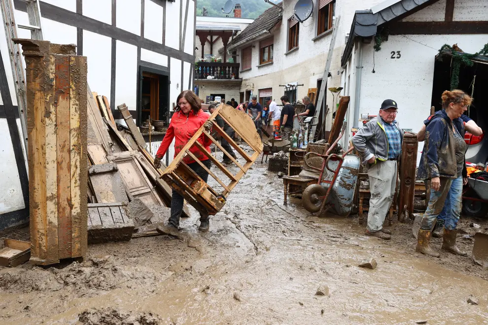 People remove the rubble following heavy rainfalls in Schuld, Germany, July 17, 2021. REUTERS/Wolfgang Rattay[[[REUTERS VOCENTO]]] EUROPE-WEATHER/GERMANY