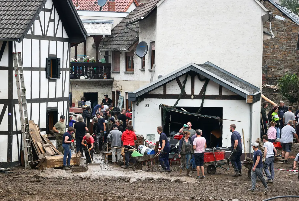 People remove the rubble following heavy rainfalls in Schuld, Germany, July 17, 2021. REUTERS/Wolfgang Rattay[[[REUTERS VOCENTO]]] EUROPE-WEATHER/GERMANY