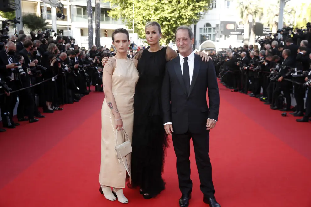 Cannes (France), 17/07/2021.- Vincent Lindon, Julia Ducournau, Agathe Rousselle arrive for the Closing Awards Ceremony of the 74th annual Cannes Film Festival, in Cannes, France, 17 July 2021. The Golden Palm winning movie will be screened after the closing ceremony. (Cine, Francia) EFE/EPA/IAN LANGSDON Closing Award Ceremony Arrivals - 74th Cannes Film Festival
