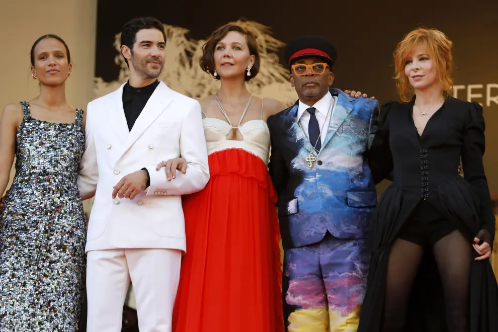 Cannes (France), 17/07/2021.- Jury members (L-R), Kang-Ho Song, Maggie Gyllenhaal, Jessica Hausner, Mati Diop, Jury President, Spike Lee, Melanie Laurent, Tahar Rahim, Mylene Farmer, and Kleber Mendonca Filho arrive for the Closing Awards Ceremony of the 74th annual Cannes Film Festival, in Cannes, France, 17 July 2021. The Golden Palm winning movie will be screened after the closing ceremony. (Cine, Francia) EFE/EPA/SEBASTIEN NOGIER Closing Award Ceremony Arrivals - 74th Cannes Film Festival