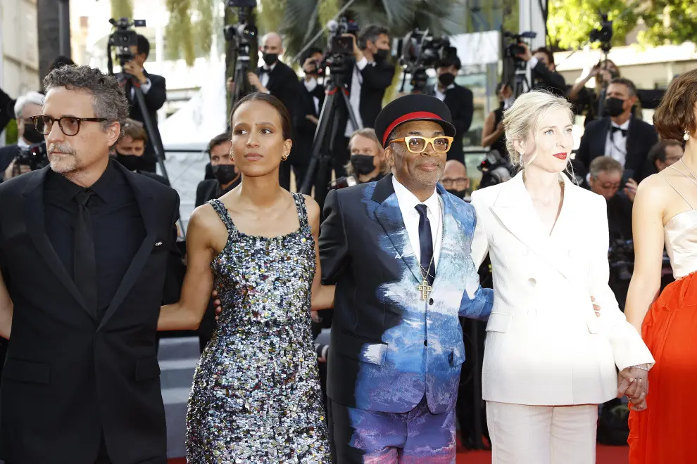 Cannes (France), 17/07/2021.- Jury members (L-R), Mati Diop, Tahar Rahim, Maggie Gyllenhaal, Jury President Spike Lee, and Mylene Farmer arrive for the Closing Awards Ceremony of the 74th annual Cannes Film Festival, in Cannes, France, 17 July 2021. The Golden Palm winning movie will be screened after the closing ceremony. (Cine, Francia) EFE/EPA/SEBASTIEN NOGIER Closing Award Ceremony Arrivals - 74th Cannes Film Festival