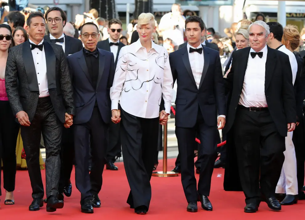 The 74th Cannes Film Festival - Closing ceremony and screening of the film OSS 117: Alerte Rouge en Afrique Noire (OSS 117: From Africa with Love) out of competition - Red Carpet Arrivals - Cannes, France, July 17, 2021. Director Julia Ducournau and cast members Vincent Lindon and Agathe Rousselle  of the film Titane pose. REUTERS/Sarah Meyssonnier[[[REUTERS VOCENTO]]] FILMFESTIVAL-CANNES/CLOSING RED CARPET