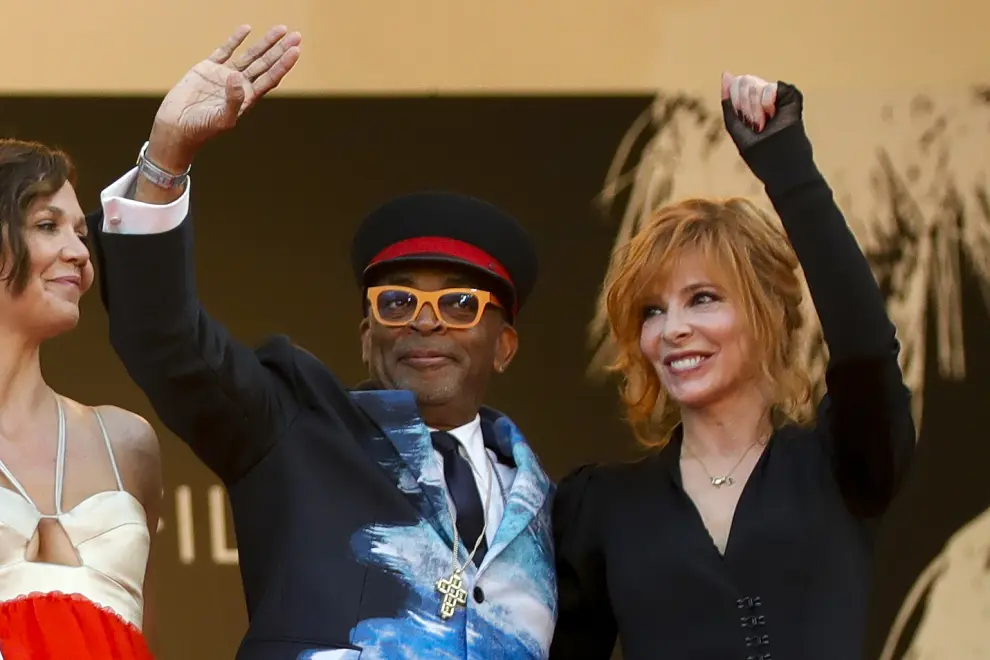 The 74th Cannes Film Festival - Closing ceremony and screening of the film OSS 117: Alerte Rouge en Afrique Noire (OSS 117: From Africa with Love) out of competition - Red Carpet Arrivals - Cannes, France, July 17, 2021. Director of Memoria, Apichatpong Weerasethakul, and cast members Tilda Swinton, Elkin Diaz, Juan Pablo Urrego and a guest pose. REUTERS/Reinhard Krause[[[REUTERS VOCENTO]]] FILMFESTIVAL-CANNES/CLOSING RED CARPET